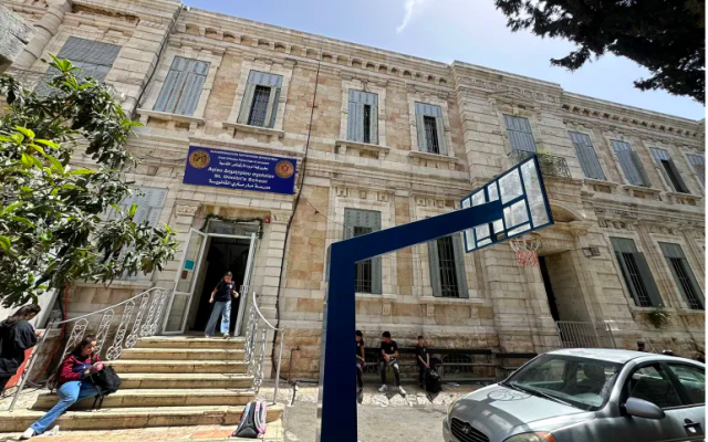 مدارس مسيحية بالقدس تعلق الدوام لعدم تجديد إسرائيل تصاريح 70 معلما وموظفا