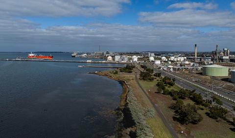 ارتفاع أسعار النفط بنسبة 7.5% مع إغلاق مضيق هرمز مجددا