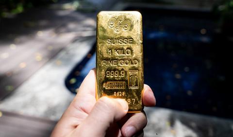 النفط يتراجع والذهب يصعد والدولار يتذبذب