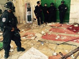 قوات الاحتلال تدمر وتعيث فسادا في المسجد القبلي