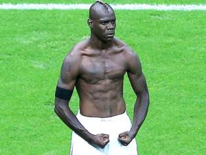 فيديو: لاعب صيني بقلّد بالوتيلي بعد إحراز هدف