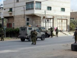 الاحتلال يسلم عدد من المواطنين بلاغات 