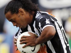 هل يعتزل رونالدينيو نهاية الموسم؟