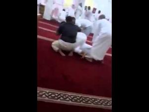شبان يضربون شخصا ادعى أنه المهدي
