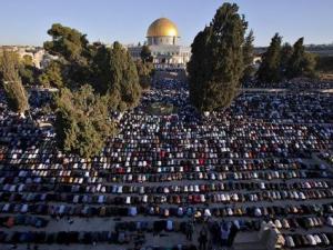 الآلاف يصلون في المسجد الأقصى