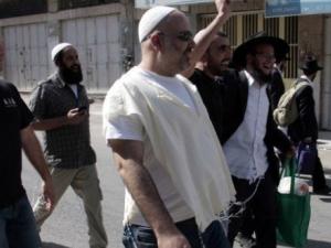 مستوطنون يحطمون أبواب محلات تجارية