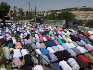 مئات المصلين يؤدون الصلاة في الشوارع بسبب منعهم من دخول الاقصى