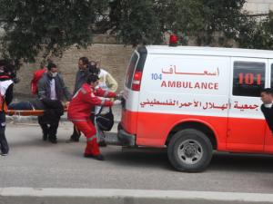 الهلال الأحمر الفلسطيني ينقل مصابا 