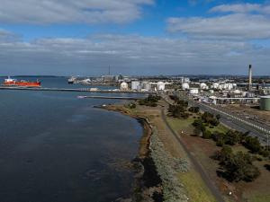 ارتفاع أسعار النفط بنسبة 7.5% مع إغلاق مضيق هرمز مجددا