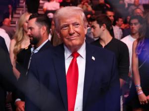 "وول ستريت جورنال": ترامب يدرس شنّ ضربات محدودة على إيران بعد انهيار المفاوضات