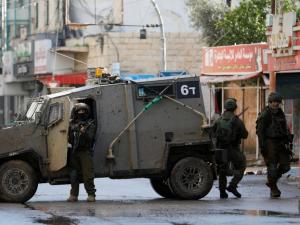 إعلام عبري: مسلحون فلسطينيون فجّروا عبوة ناسفة في قوة إسرائيلية اقتحمت مخيم جنين بالضفة الغربية 