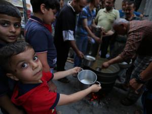 غزة على شفير كارثة إنسانية.. نقص الغذاء والدواء يفاقم الأزمة الصحية