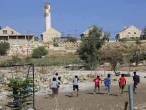 أم الخير... بوابة مسافر يطا تواجه الاستيطان بلا ماء وكهرباء