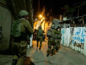 حملة مداهمات واعتقالات بالضفة تطال أسرى محررين