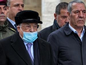 جدل فلسطيني بشأن تفويض عباس مهامه إلى حسين الشيخ حال غيابه
