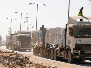 حكومة غزة: 3203 شاحنات مساعدات وتجارية دخلت القطاع منذ وقف النار