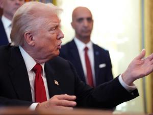 ترامب يعتزم دفع 2000 دولار لكل أميركي من عائدات الرسوم الجمركية