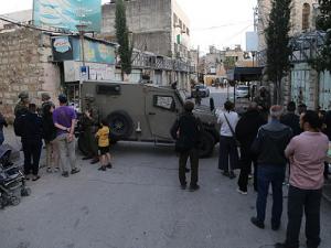 حملة اعتقالات واقتحامات بالضفة تخللها اشتباك مسلح غرب جنين