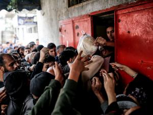 "الجوع أشد من الحرب".. أزمة خبز بغزة وسط تدهور في الأمن الغذائي (تقرير)