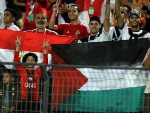 الجماهير المصرية ترفع العلم الفلسطيني في المباراة مع جيبوتي