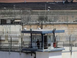 استنكار فلسطيني للاعتداء على أسير بسجن إسرائيلي.. وحماس تطالب بتحقيق دولي في “انتهاكات” الاحتلال