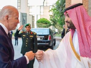 رويترز: إدارة بايدن سترفع حظرًا استمر 3 سنوات على بيع الأسلحة الهجومية للسعودية 