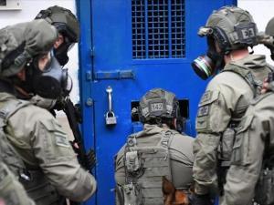 فيديوهات مسربة توثق تعذيب أسرى فلسطينيين داخل السجون.. والاحتلال: تدريبات روتينية 