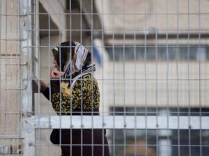 94 أسيرة فلسطينية في سجون الاحتلال: جرائم تعذيب وعزل قسري وظروف اعتقال قاسية