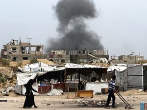 الحرب على غزة: قصف للنازحين والجيش الإسرائيلي يهدد بتوسيع نطاق القتال