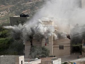 الضفة تحت النار: اشتباكات في طوباس والاحتلال يقصف منزلا في طمون