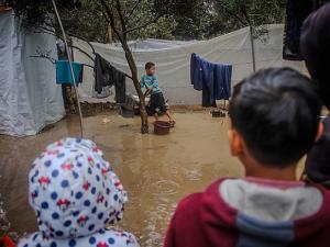 الأمطار تغرق خيام النازحين في غزة: شهداء وقصف على رفح وخانيونس