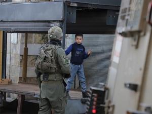الاحتلال يشن حملة مداهمات واعتقالات بالضفة ويقتحم المنازل