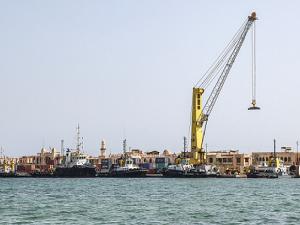 التحالف السعودي ينفذ ضربة جوية في ميناء المكلا باليمن