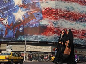 إيران تحذّر الولايات المتحدة من أن "إصبع طهران على الزناد": أي عمل عسكري سيقابَل باستهداف إسرائيل