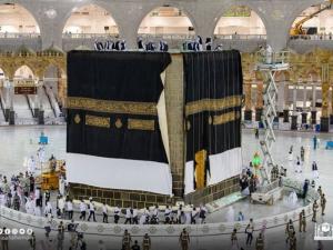 وثائق إبستين: سيدة أعمال إماراتية شحنت قطعا من كسوة الكعبة إلى منزله في فلوريدا