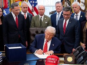 ترامب يوقع مشروع قانون ينهي الإغلاق الحكومي الجزئي