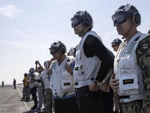 ويتكوف وكوشنر زارا حاملة الطائرات "لينكولن" غداة المفاوضات مع إيران