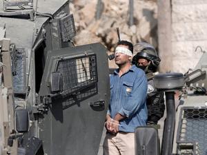 الاحتلال يشن حملة اقتحامات واعتقالات بالضفة تشمل طفل وامرأتين