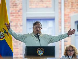 الرئيس الكولومبي ينجو من محاولة اغتيال