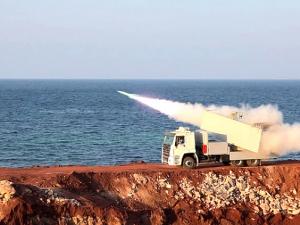 توتر متصاعد: إيران تعلن إطلاق صواريخ ومناورات مع روسيا وواشنطن تعزز قواتها