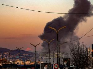 غارات مكثفة على إيران ودفعات من الصواريخ والمسيرات نحو إسرائيل ودول الخليج