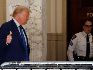 الدولار يقلّص مكاسبه والنفط يتراجع بعد تصريحات ترامب بشأن الحرب على إيران