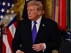 ترامب يدعو الدول المستفيدة من مضيق هرمز لحمايته