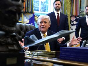 تقرير: إدارة ترامب تبحث إرسال تعزيزات عسكرية لتأمين عبور ناقلات النفط عبر مضيق هرمز