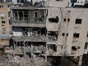 إصابات بهجوم صاروخي على تل أبيب وقتلى بغارات على إيران