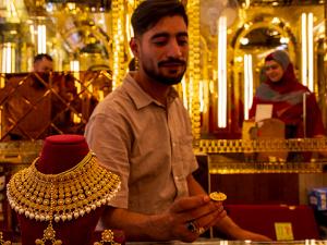 الذهب يصعد والنفط يتراجع مع تقدم المحادثات الأميركية الإيرانية