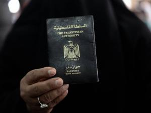 السلطة الفلسطينية تضغط على دولة خليجية لإبعاد نشطاء فلسطينيين معارضين
