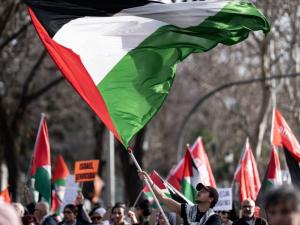 مشجعو فريق برشلونة لكرة السلة يهتفون لفلسطين خلال مباراة مع فريق إسرائيلي (فيديو) 