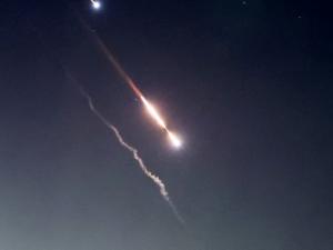 فيديو يُظهر سقوط صاروخ وانفجاره بالنقب.. ووكالة الأنباء الإيرانية تعلن استهداف قاعدة عسكرية للاحتلال