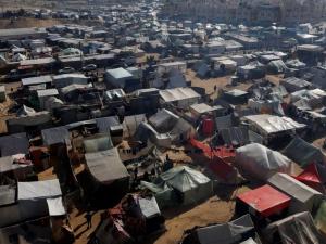 الاحتلال يعتزم نصب 10 آلاف خيمة خلال أسبوعين.. قناة رسمية: سيتم نصبها قرب رفح تمهيداً لاحتياجها برياً 